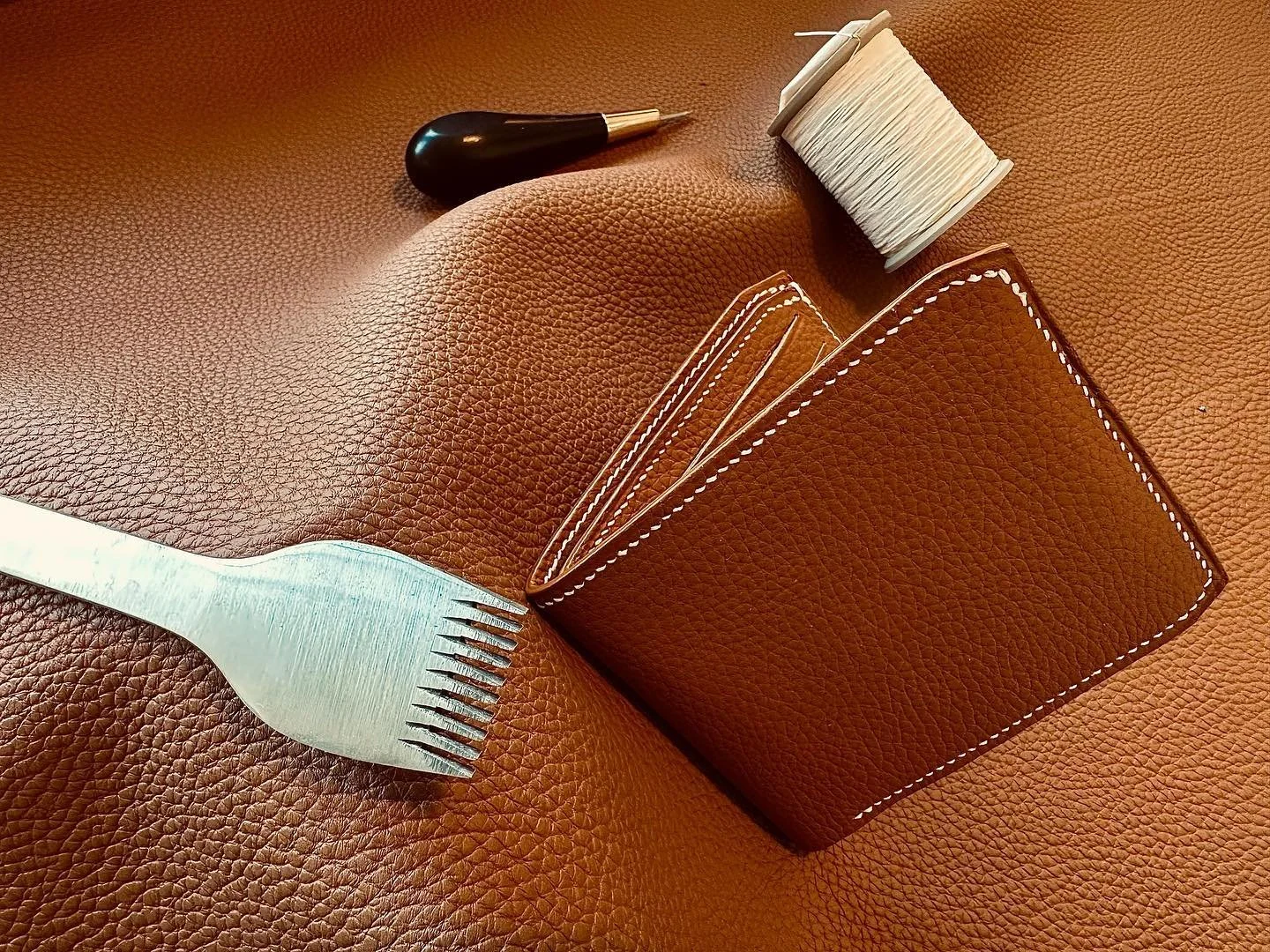 series 19 - bifold - brown
#saddlestitch #saddlestitched #frenchstich #handsitch #handstiching #leatherartisan #leatherartist #leathercraft #madebyhand #handmade #california