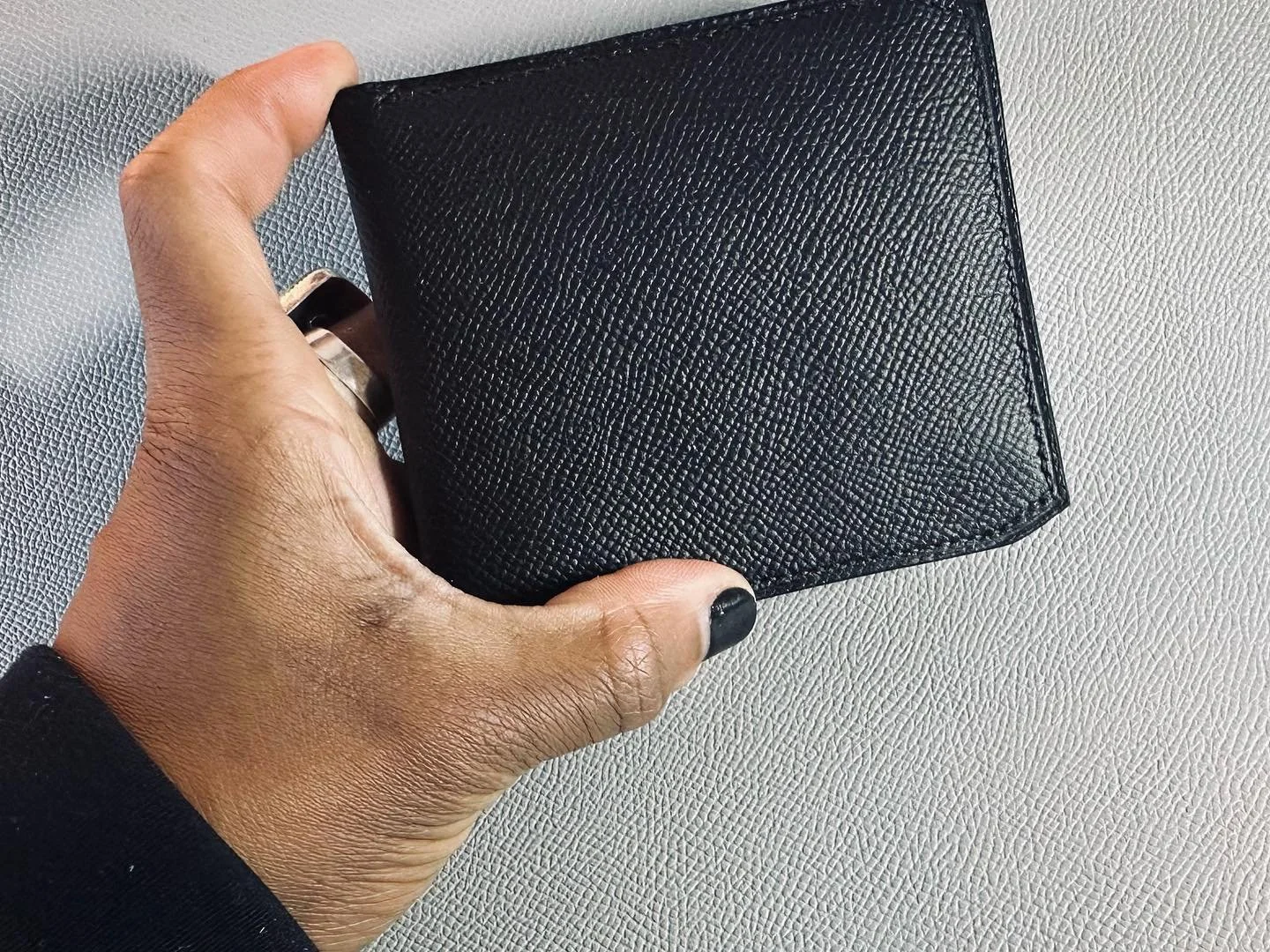series 19 - bifold 
#saddlestitch #saddlestitch #frenchstitch #handsitch #handstiching #leatherartisan #leatherartist #leathercraft #madebyhand #handmade #california