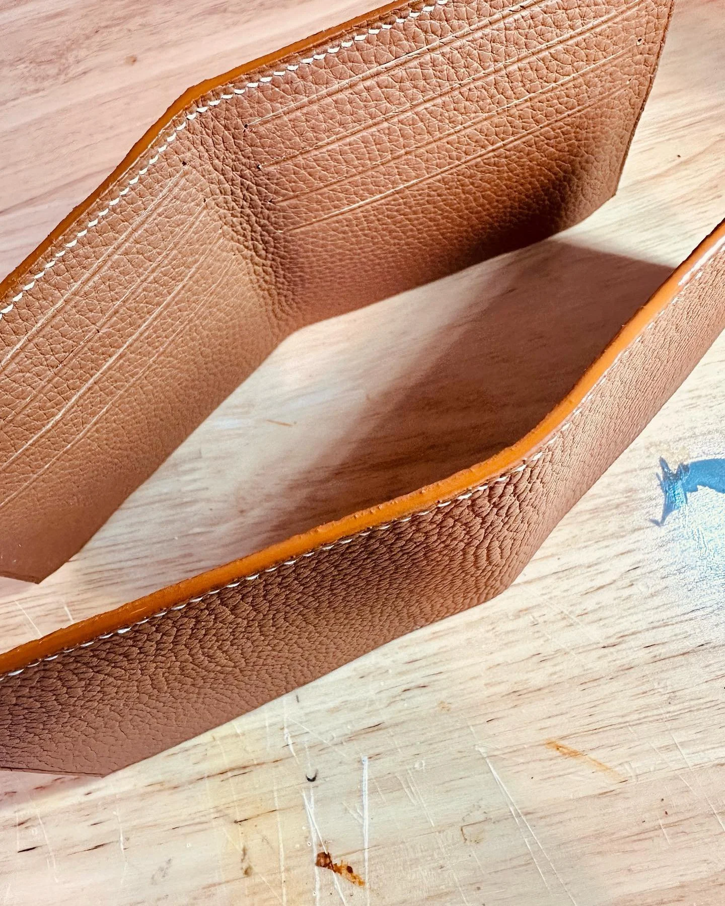 The process of edge painting. 
#handstitched #handstitchedleather #handstitching #leathergoods #leatherartisan #leathercraft #edgepainting