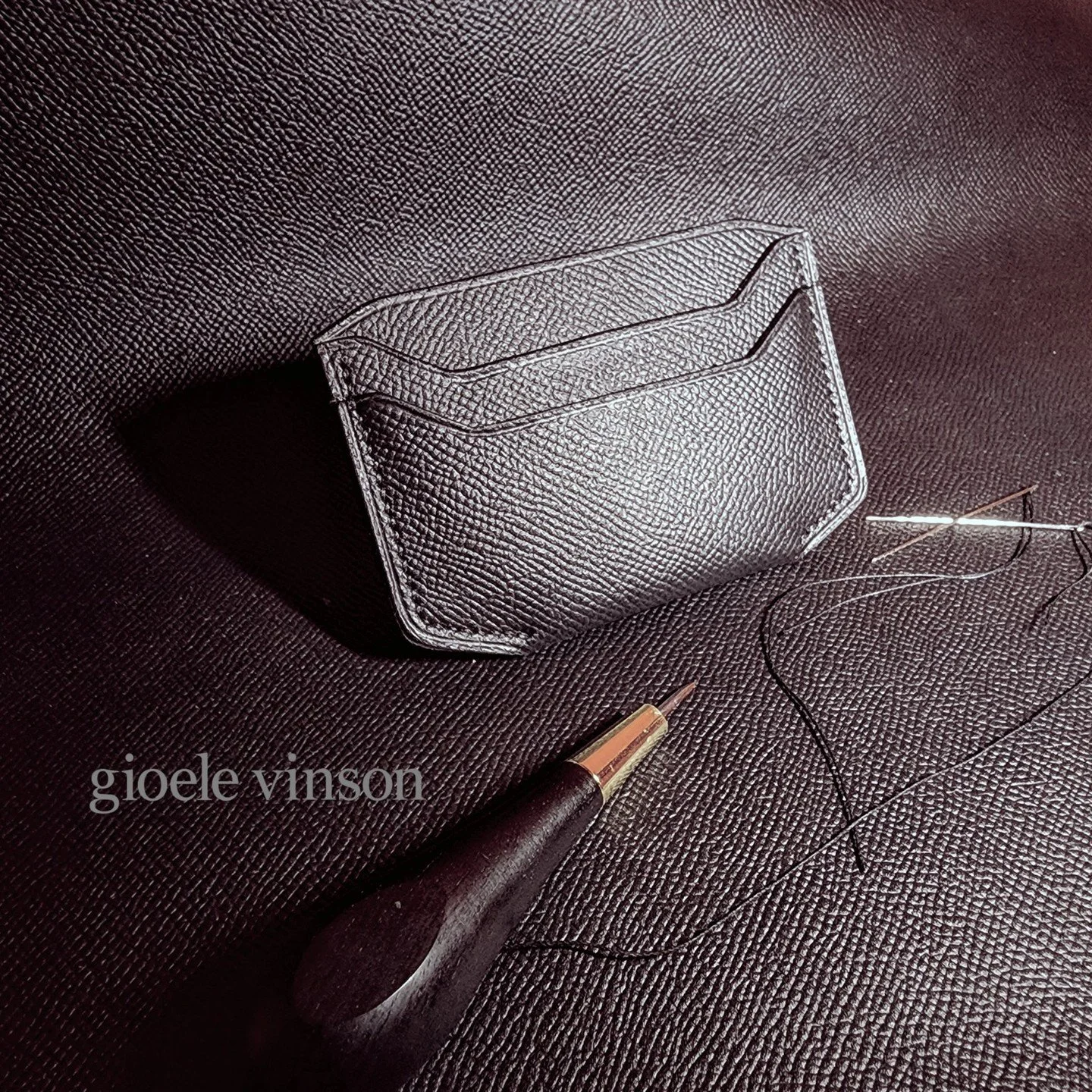 g.v.
36 series - card holder - redesigned 
black
#handstitched #handstitching #handstitchedleather #saddlestitch #leathercraft #leatherwallet #leathergoods #leathercardholder #leatherartisan