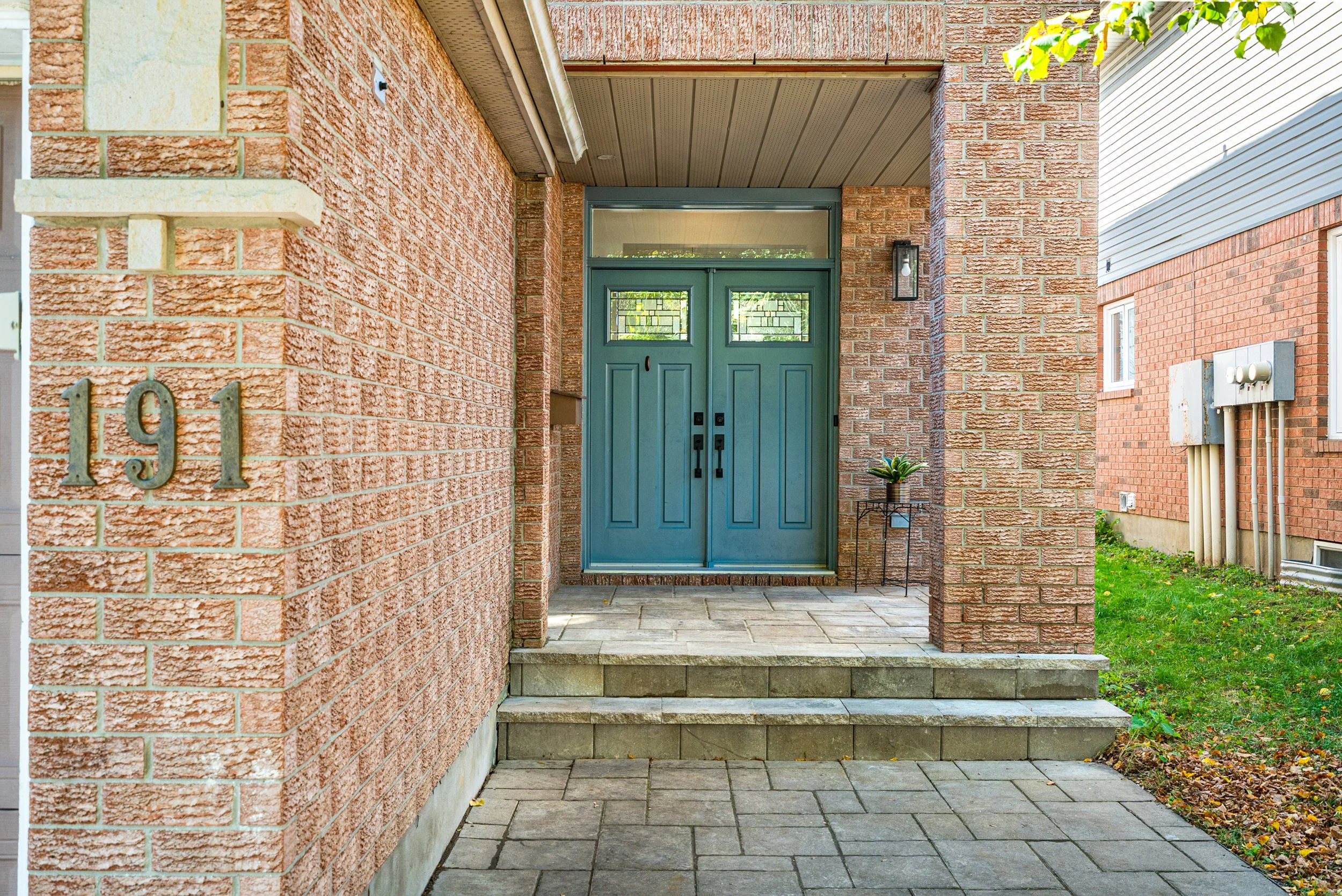 191ThornburryCres_007.jpg