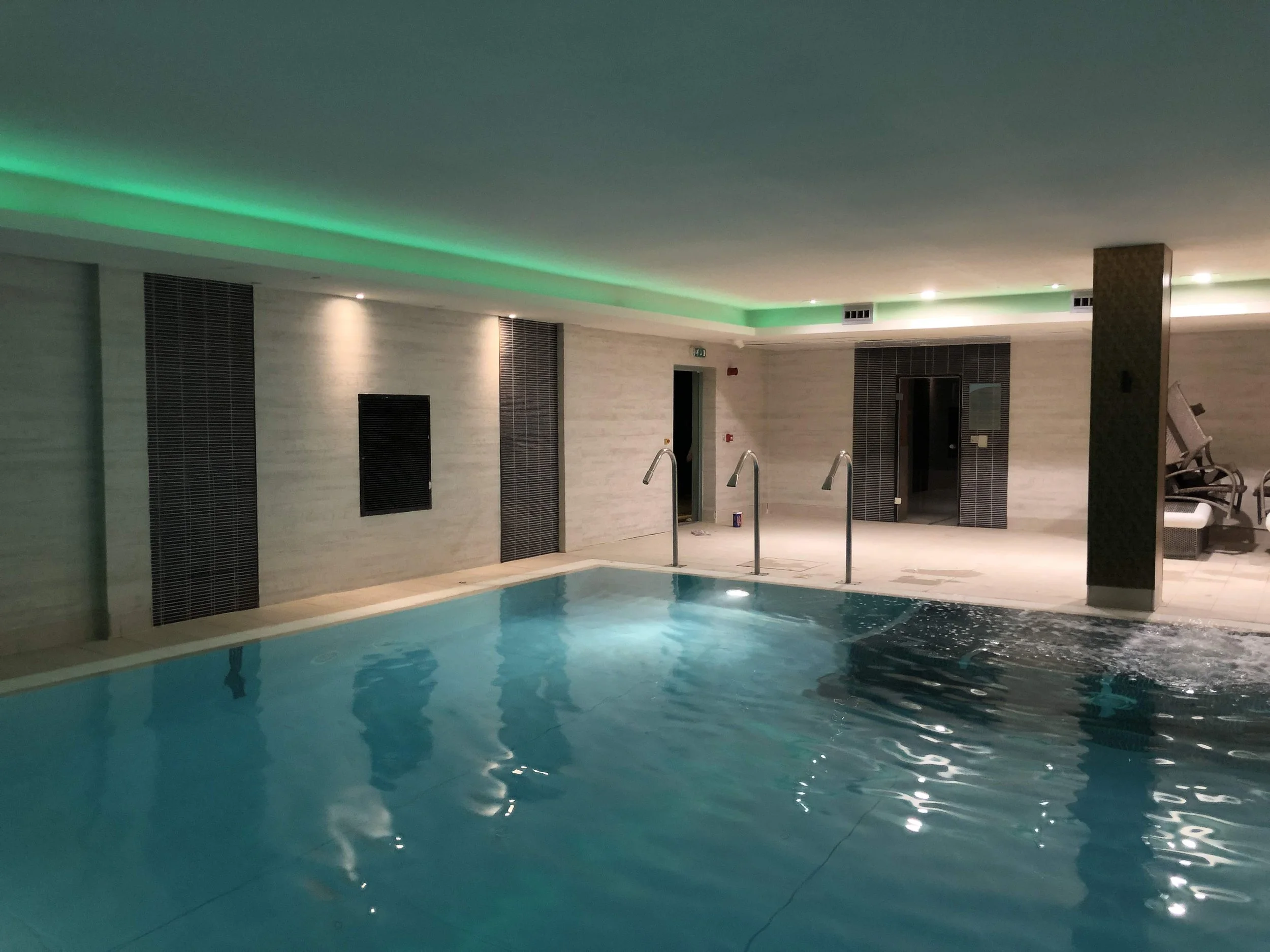 Vinyl wrapped walls in swimming pool