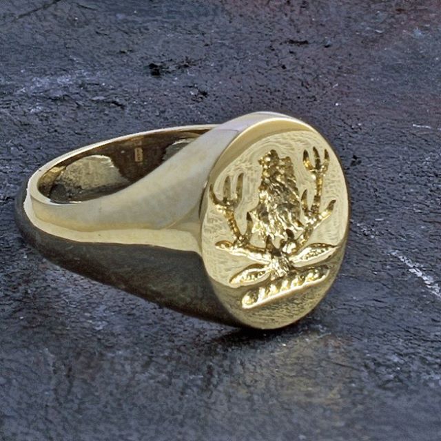 No filters, no retouch - the finish is just that good...✨ #signetring #signetrings #gold #18ctgold #signsandsymbols #heraldic #heraldry #signet #londonjewellery