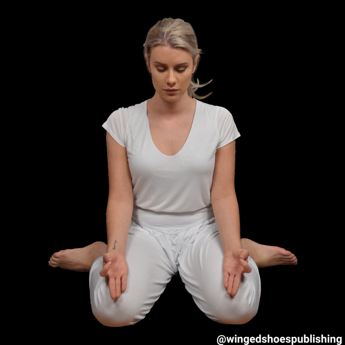 Manduki Mudra-Gesture of the Frog
Manduki means &quot;frog&quot; in Sanskrit, and it mimics the posture of a frog at rest. Its other name is the &quot;Gesture of the Frog,&quot; or &quot;Frog Attitude.&quot; This Mudra stimulates Muladhara Chakra and