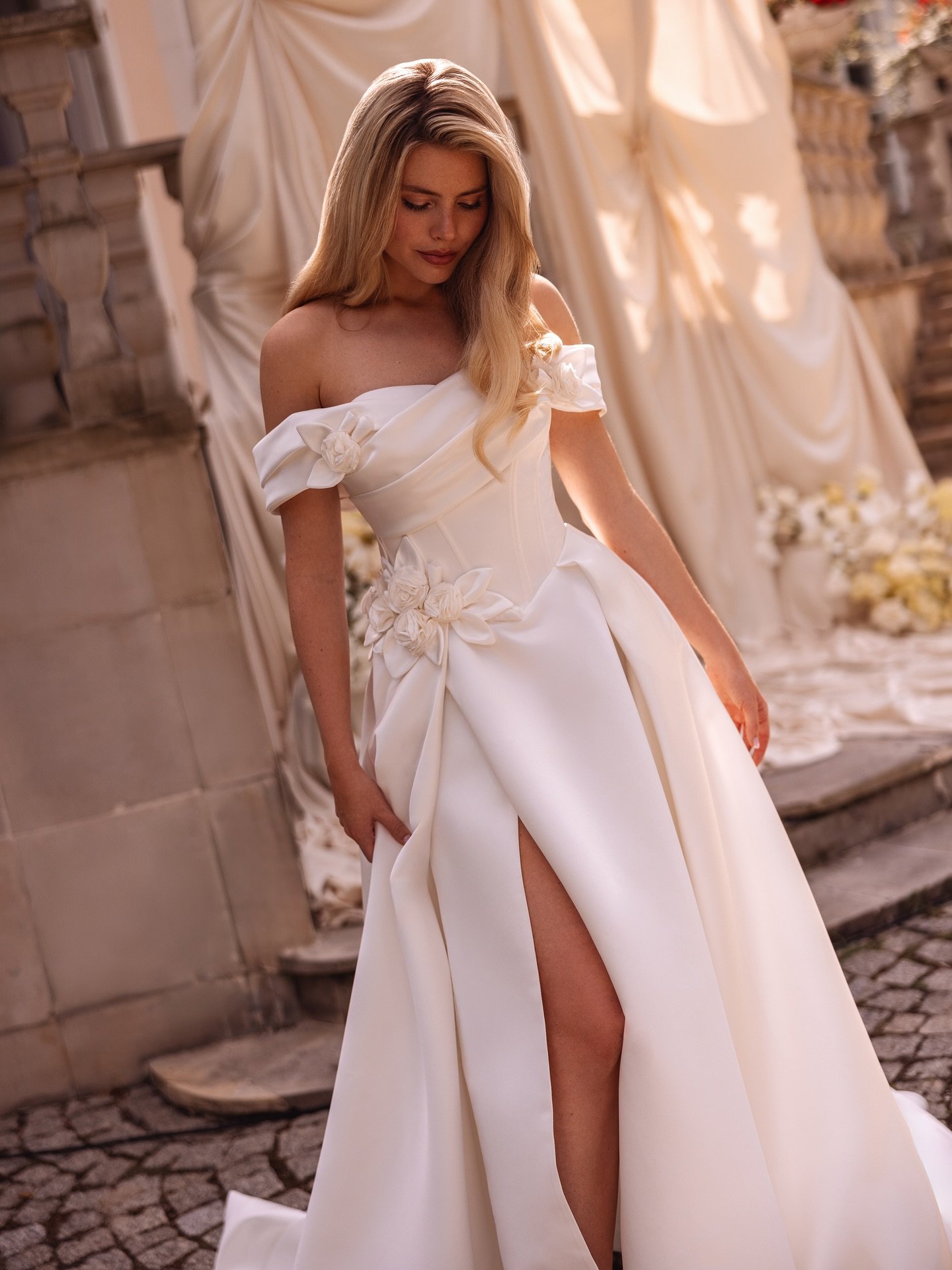 Minimalistisches Design, klare Linien, schneewei&szlig;e Farbe und Originalschnitt🤍