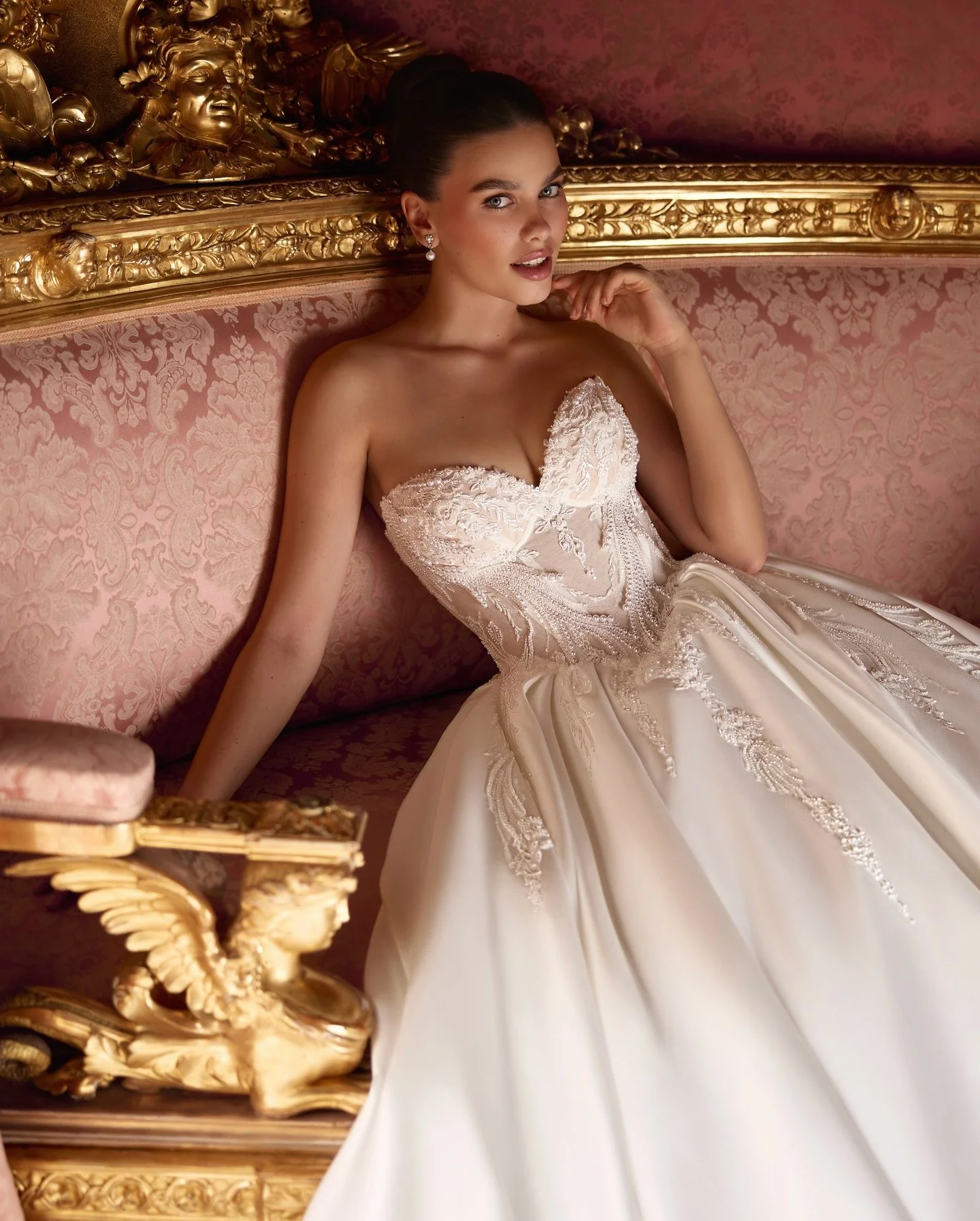 Ein exklusives Design mit edler Stickerei, perfekter Passform und zeitloser Eleganz &mdash; geschaffen, um Sie an Ihrem gro&szlig;en Tag strahlen zu lassen💕

📍 Jetzt zur Anprobe in unserem Salon in M&uuml;nchen
💌 Terminvereinbarung &uuml;ber die W