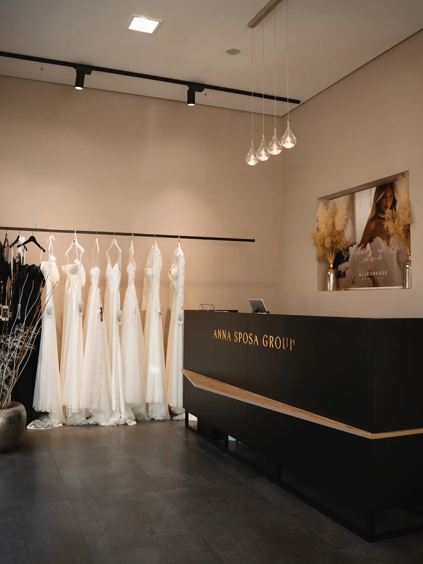 Der erste Schritt zum Traumkleid beginnt hier💫

In unserem Brautsalon warten besondere Kleider auf besondere Br&auml;ute.
Vielleicht wartet dein Kleid schon auf dich🧡