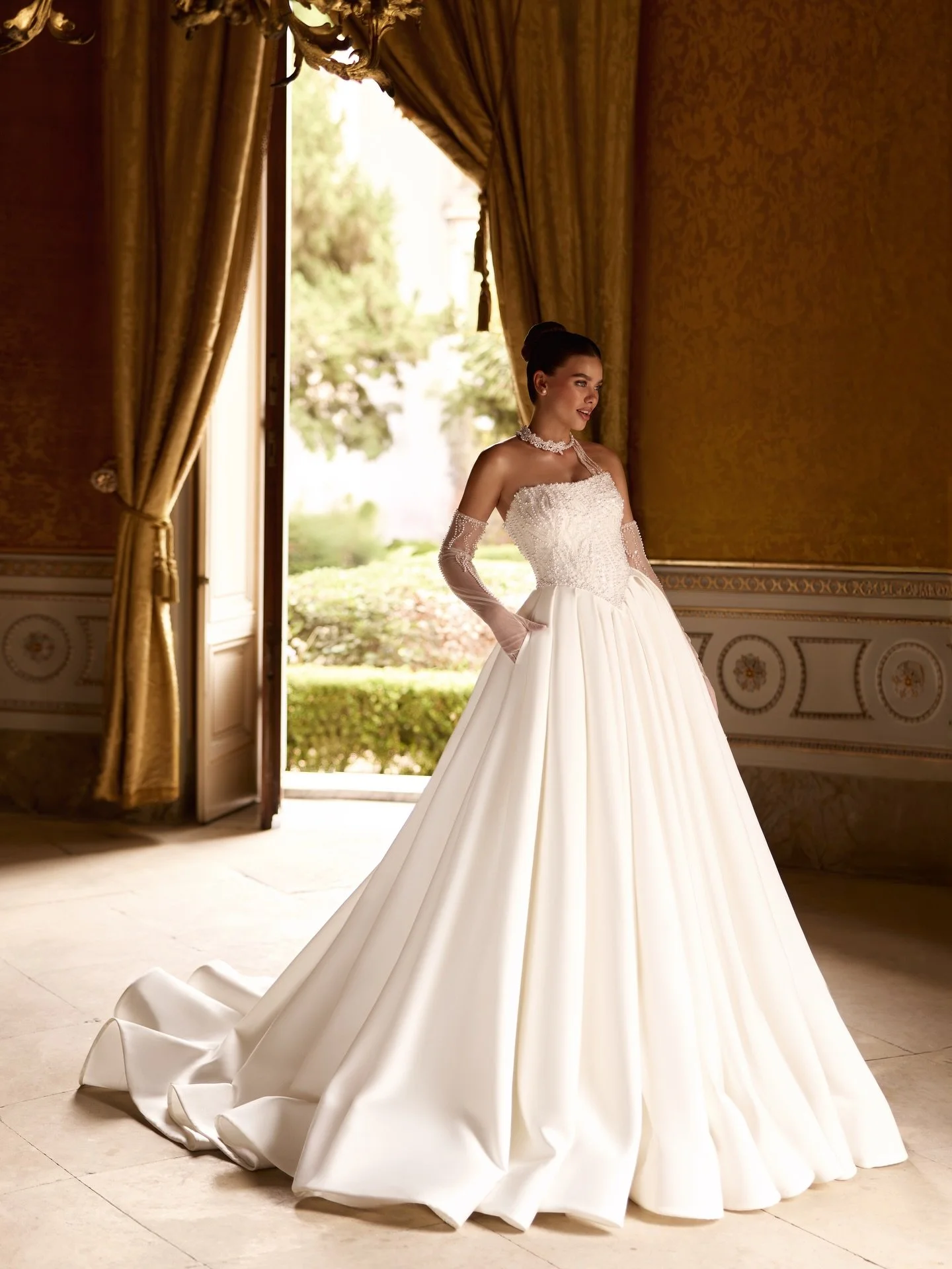 Perfektion liegt im Detail✨

Jedes unserer Kleider wird mit h&ouml;chster Pr&auml;zision gefertigt &ndash; aus feinsten Stoffen, mit Liebe zu jeder Naht und einem Gef&uuml;hl f&uuml;r zeitlose Eleganz.
Die perfekte Passform, die deine Silhouette sanf