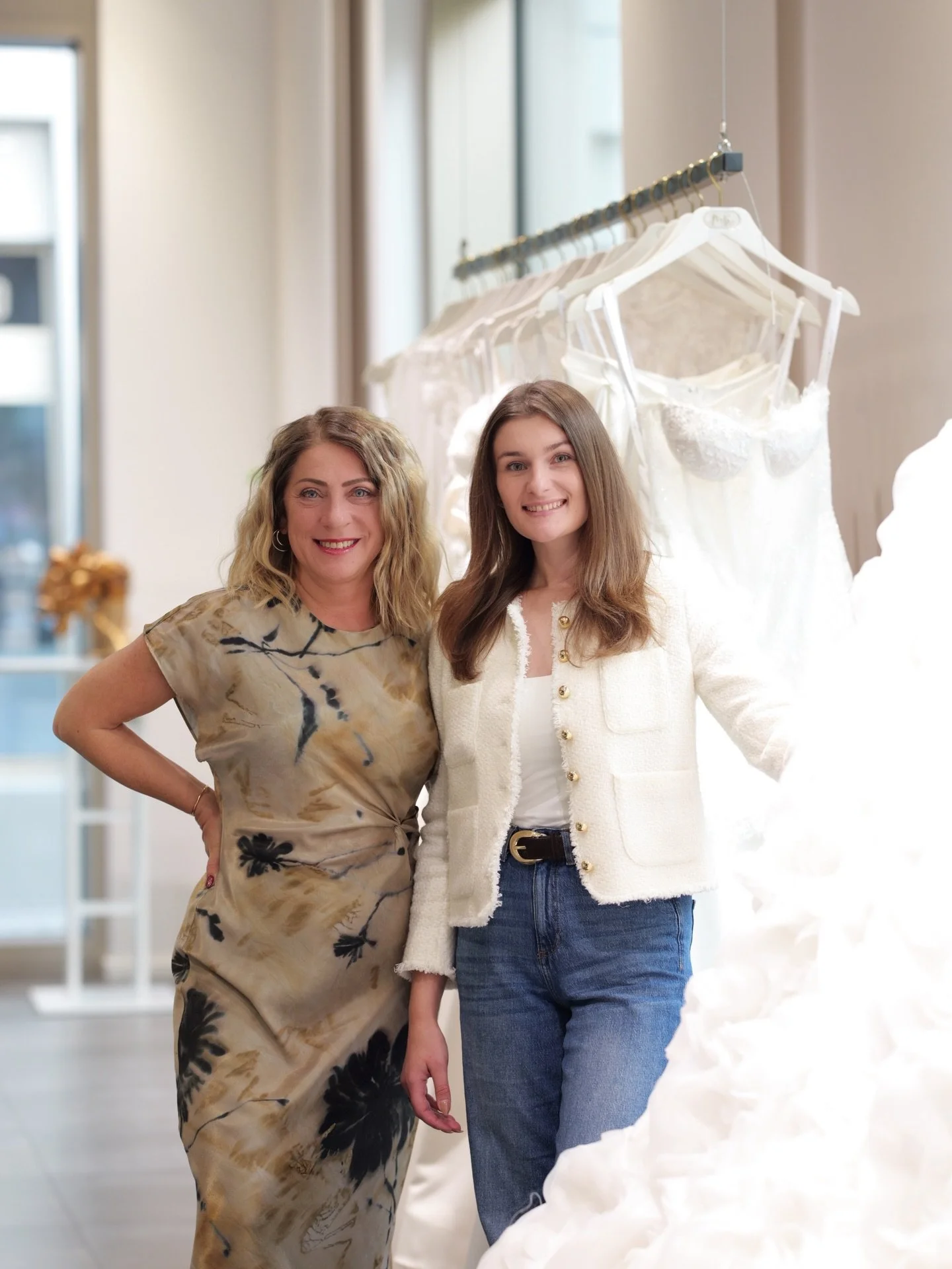 Wir sind ein Team, das mit Leidenschaft daran arbeitet, dass jede Braut ihr perfektes Kleid findet💫

Mit Herz, Hingabe und einem Blick f&uuml;r jedes Detail❤️