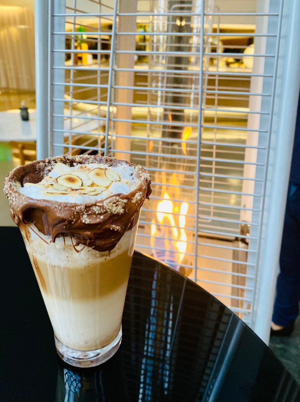 ALMOND LATTE - LATTE MACHIATTO COM XAROPE DE AMÊNDOAS TOSTADAS Almond Latte - Latte machiatto with toasted almond syrup R$ 35