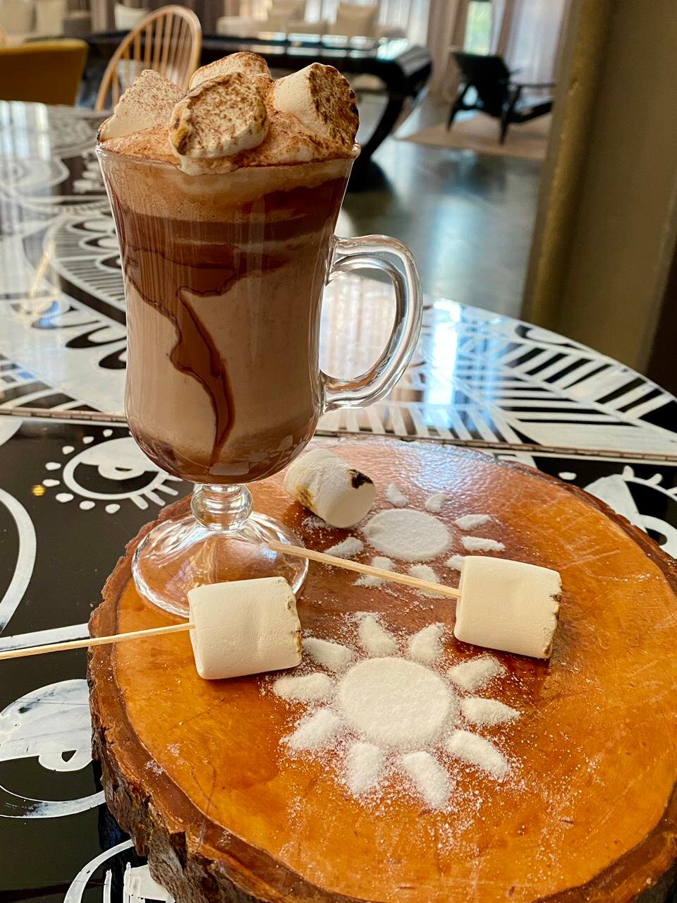 CHOCOLATE QUENTE COM MARSHMALLOW Hot chocolate with marshmallow R$ 18