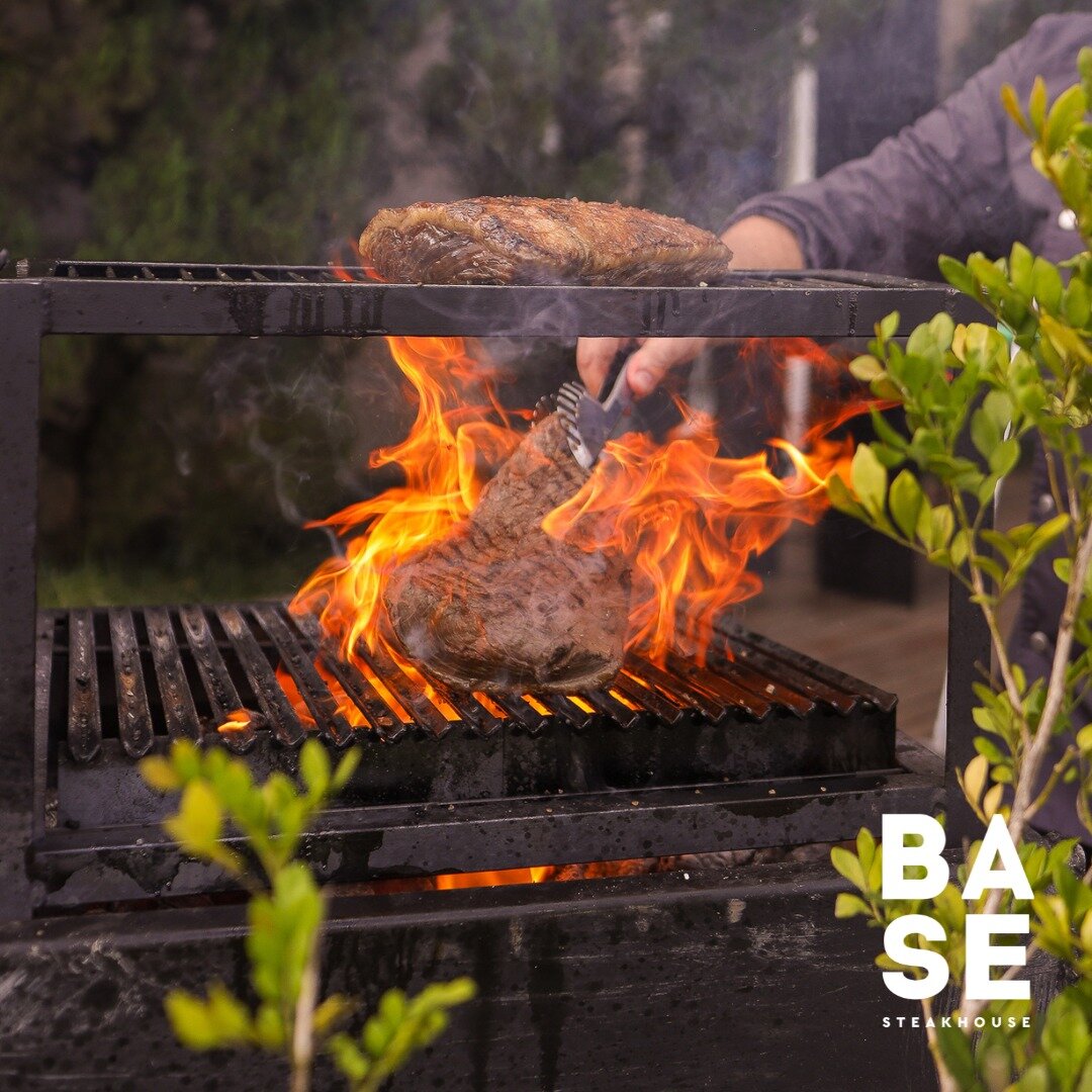 No dia do churrasco qual &eacute; o melhor lugar para se estar al&eacute;m de uma steakhouse, n&atilde;o &eacute;?  Venha conhecer o nosso menu e nossos cortes especiais de carnes
Reservas no link na bio!