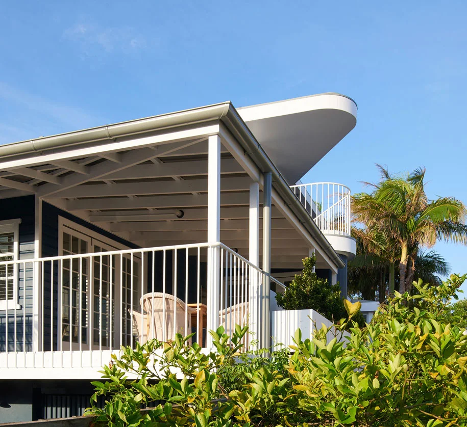 Luigi-Rosselli-Architects-Beach-House-On-Stilts-03.jpg