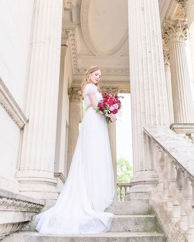All the intricate details on the ceiling and columns that can be seen in this shot makes this one of my favourite shots from our shoot at @chiswick_house earlier this year! 😍
.
Planner and stylist: @emmajanelondon
Photographer: @yll_weddings
Florist