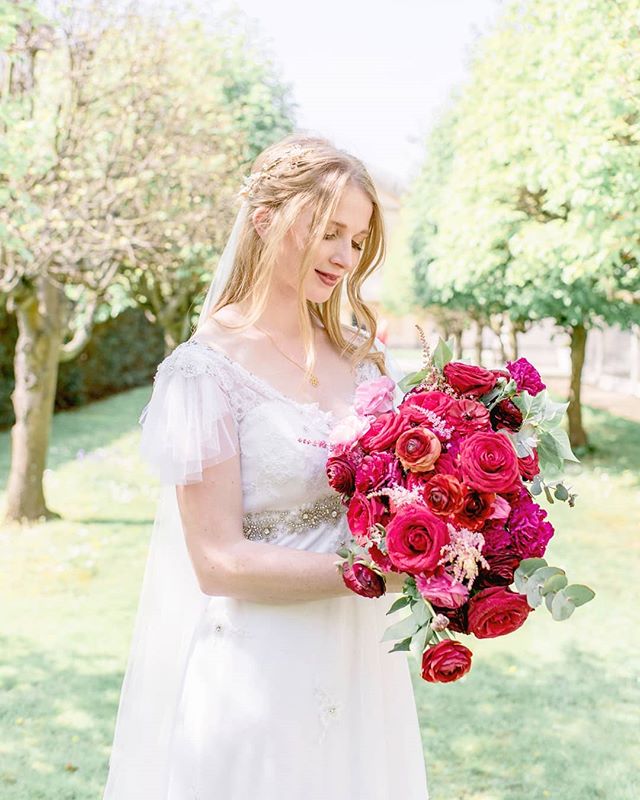 Another shot from the @chiswick_house styled shoot I was a part of earlier this year when the leaves were still green 🌿 and the sun was still shining ☀️
.
Planner and stylist: @emmajanelondon
Photographer: @yll_weddings
Location: @chiswick_house
Flo