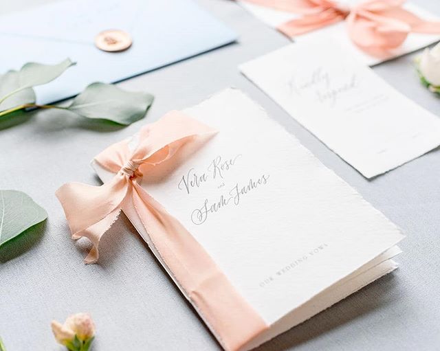 Ever thought having a vow booklet? This beautifully simple one is by the super talented @mathilda_lundin 💌
.
Photography: @yll_weddings
Planning + Design: @kimberleyrosedesigns
Floral Design: @cabbagewhiteflowers
Venue: @patricksbarnsussex
Bridal we