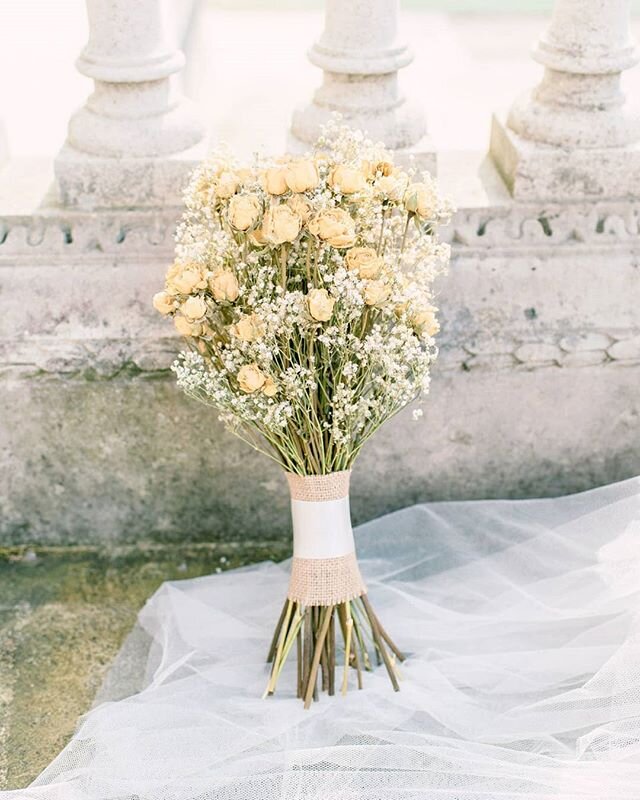 Ever thought about going for dried flowers for your wedding day? It provides an alternative feel but no less romantic and beautiful, in my opinion!🌾
.
Planner and stylist: @emmajanelondon
Photographer: @yll_weddings
Location: @chiswick_house
Flowers