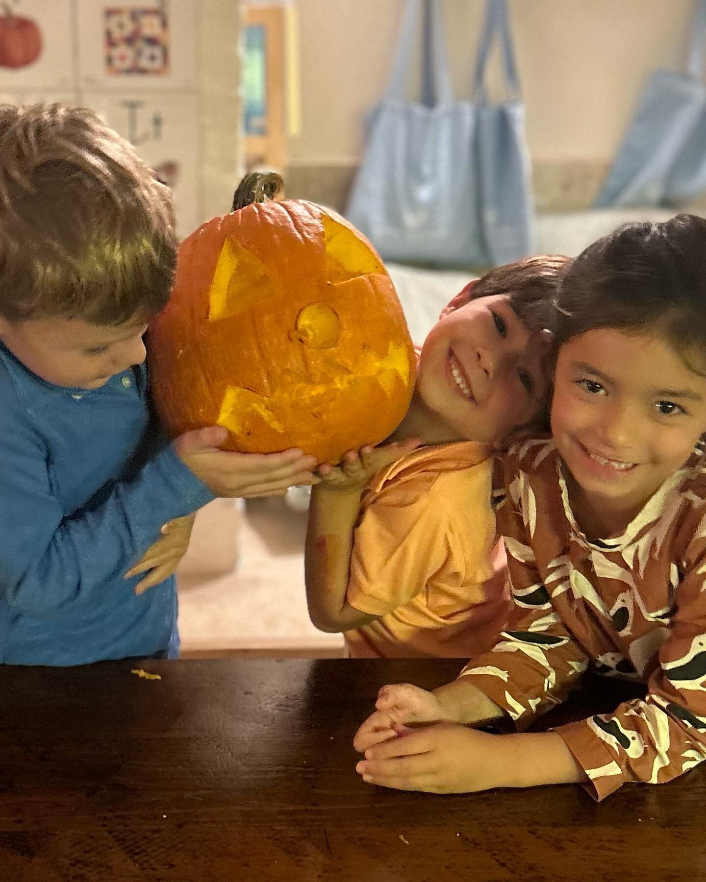 Our seniors are getting ready for Halloween by making jack-o-lanterns (and baking pumpkin seeds)! 🎃 👻 🍬 

#littlelearning #littlelearninginc #wherelearningfeelslikemagic  #halloween #earlyliteracy #kindergartenprep #nyc #uppereastside #ues