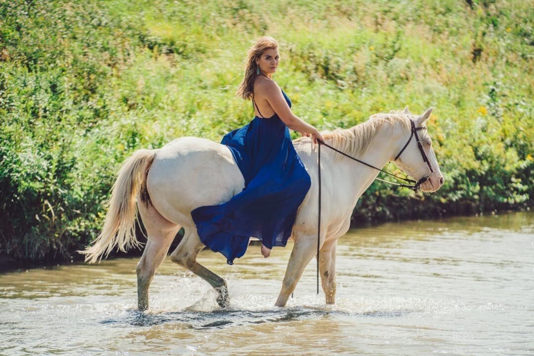 There's a crossing on the Cedar River that Olivia and I always stop at when we ride. We usually walk a few feet into the water and let the horses drink and play a little bit. They love splashing in the water!!!

I like these photos, but they aren't m