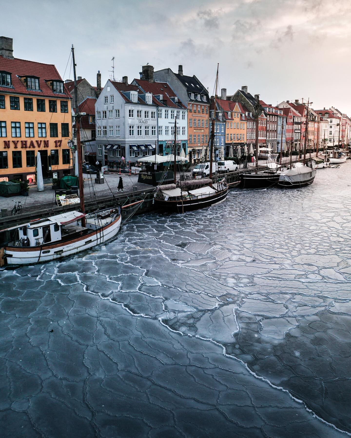 &bull; FROZEN &bull;

At bit late to the game with the frozen Nyhavn, but figured Copenhagen Instagram pictures was saturated with Nyhavn pictures during the cold week anyway 😅 well here is my take on this winther classic ❄️