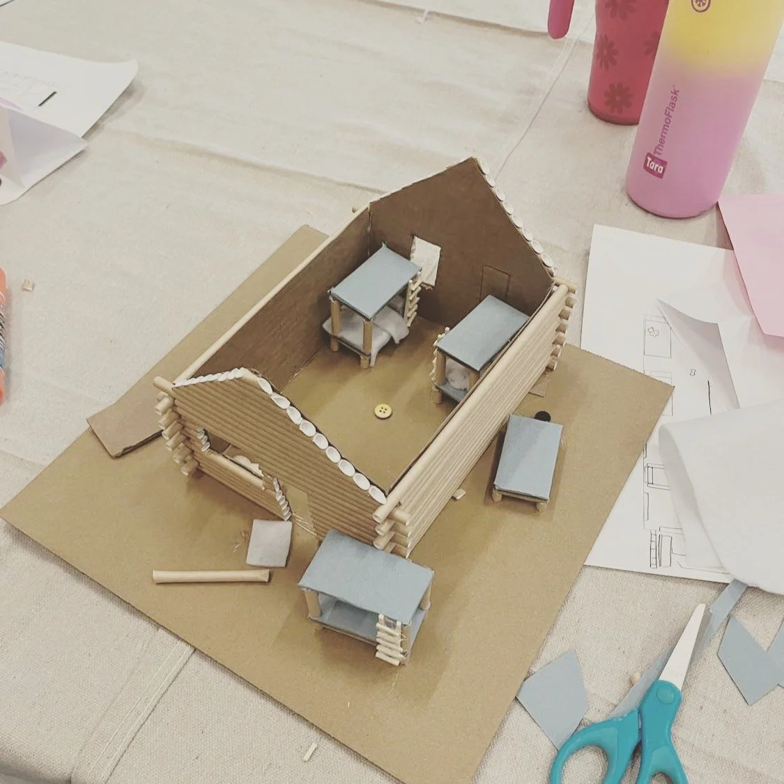 Il reste quelques places pour le stage d'architecture de F&eacute;vrier! Les &eacute;l&egrave;ves construirons entre autres, de belles maquettes de chalets! Le matin, en fran&ccedil;ais et l'apr&egrave;s midi en anglais! #chalet #architecture #stagea