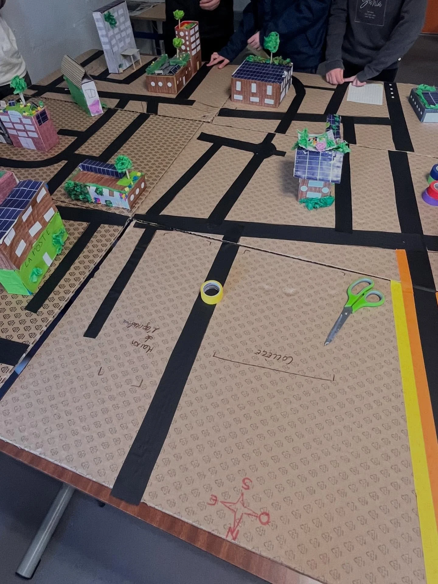 Un &eacute;co-quartier en devenir dans une classe de 4e au coll&egrave;ge Rocher du Dragon &agrave; Aix. 
La suite dans une semaine;) 

#architecture #college #design #ecoquartier