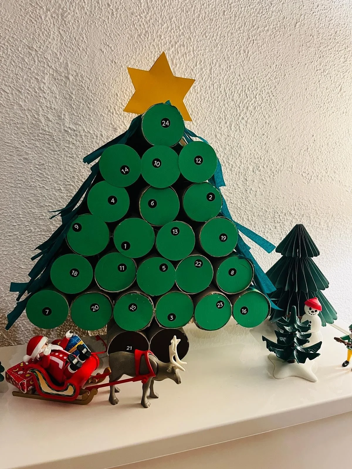 Chaque ann&eacute;e nous fabriquons notre propre calendrier de l&rsquo;avent avec de mat&eacute;riel recycl&eacute;.
C&rsquo;est une belle tradition!
Nous y mettons des petits cadeaux pour chaque enfant. Ils sont plus grands maintenant mais r&eacute;