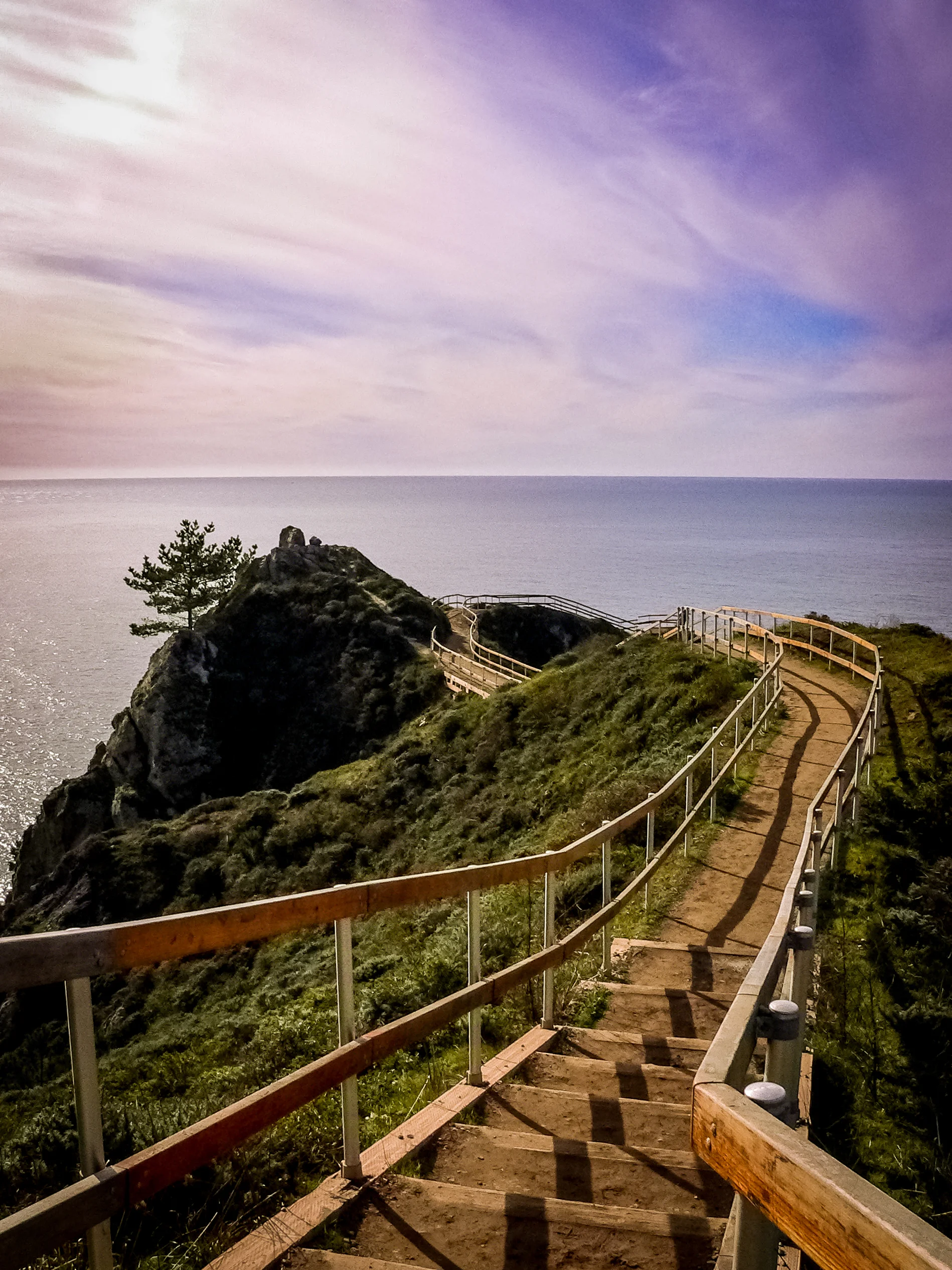 A stunning view at the Muir Beach Overlook. Photo on Shutterstock