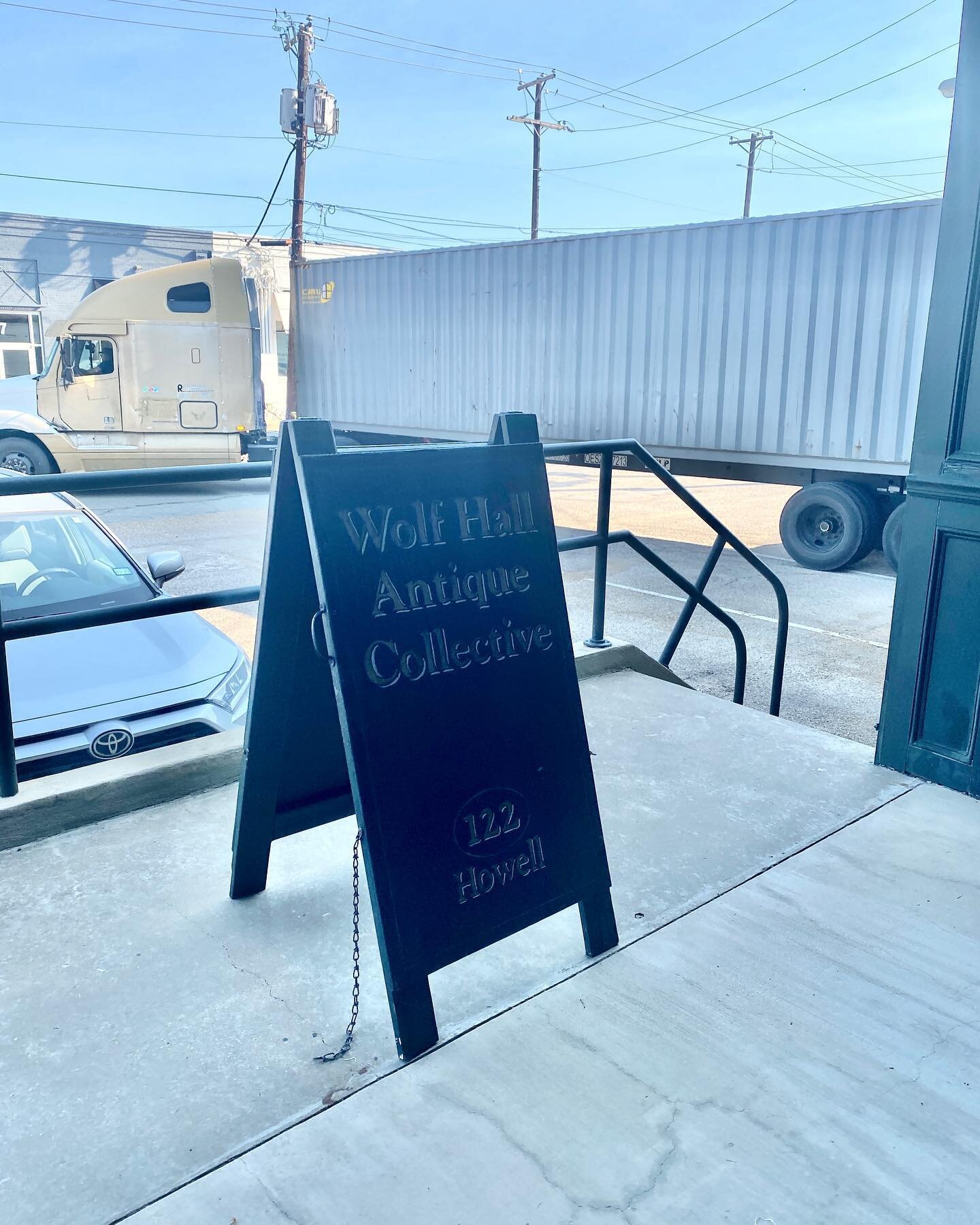 Unloading lots of new treasures!
.
.
.
#wolfhall #wolfhallantiques #containerofantiques #antiquedealersofinstagram #antique #dallasinteriordesigner #dallasdesigndistrict #texasinteriordesigner #antiqueshop #fineantiques