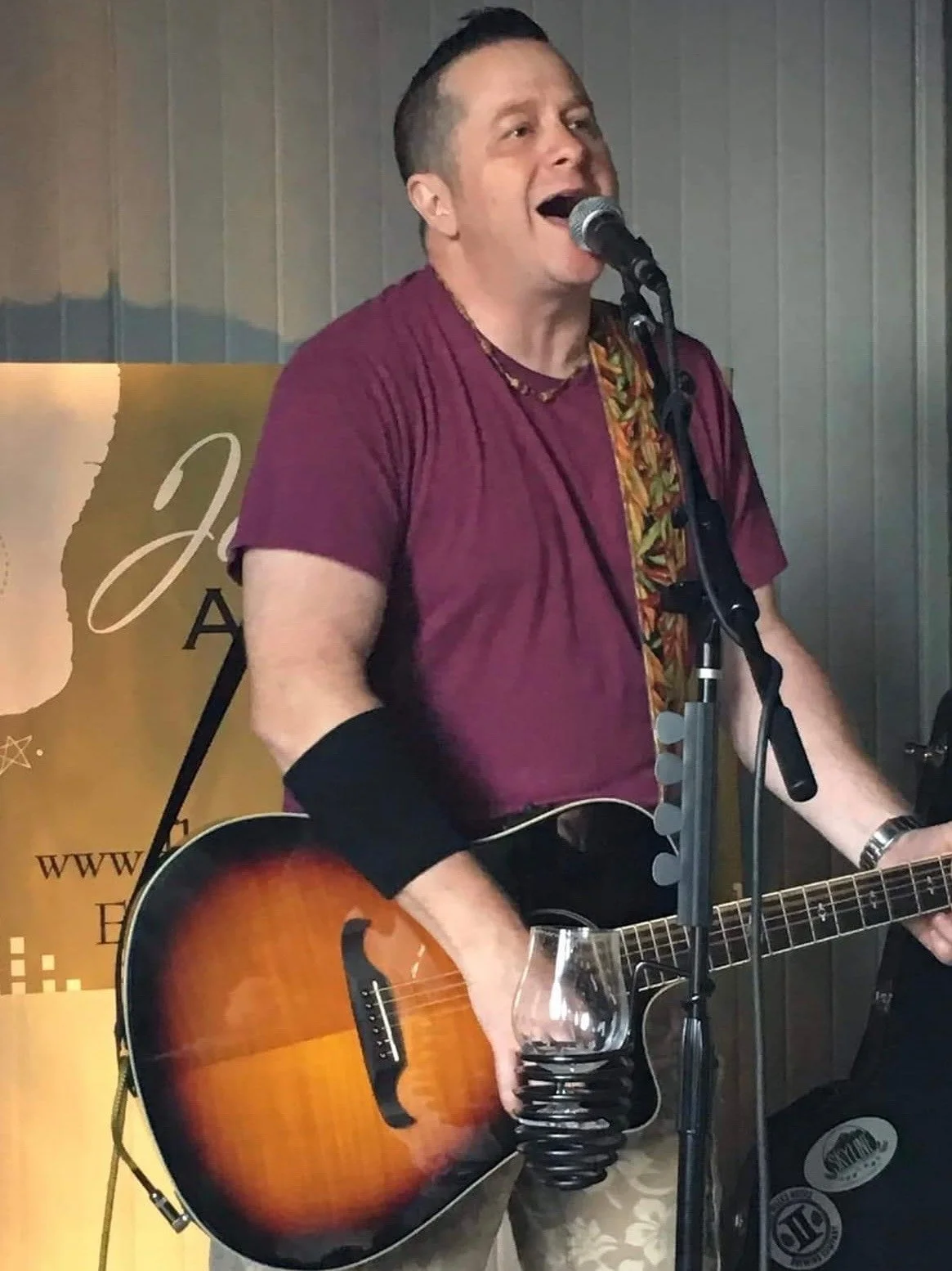 Live Music with Jonny Idol