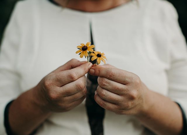 Love me. Love me not. 
#friday #theriversessions #underthefloralspell #muse #nashville #harpethriver #selfportrait #exploretocreate #makeportraits #womeninbusiness #womeninphotography #empoweringwomen #forwomenwhoroar #portraitmood #discoverportrait 