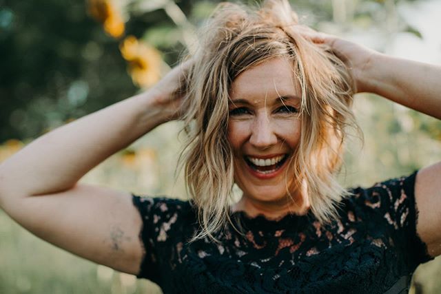 More Sundays in sunflower fields. Less everything else going on in the world. 🌻
.
.
.
#currentmood #shakeitoff #keepitreal #underthefloralspell #nashville #sunflowers #exploretocreate #makeportraits #womeninbusiness #womeninmusic #womeninphotography