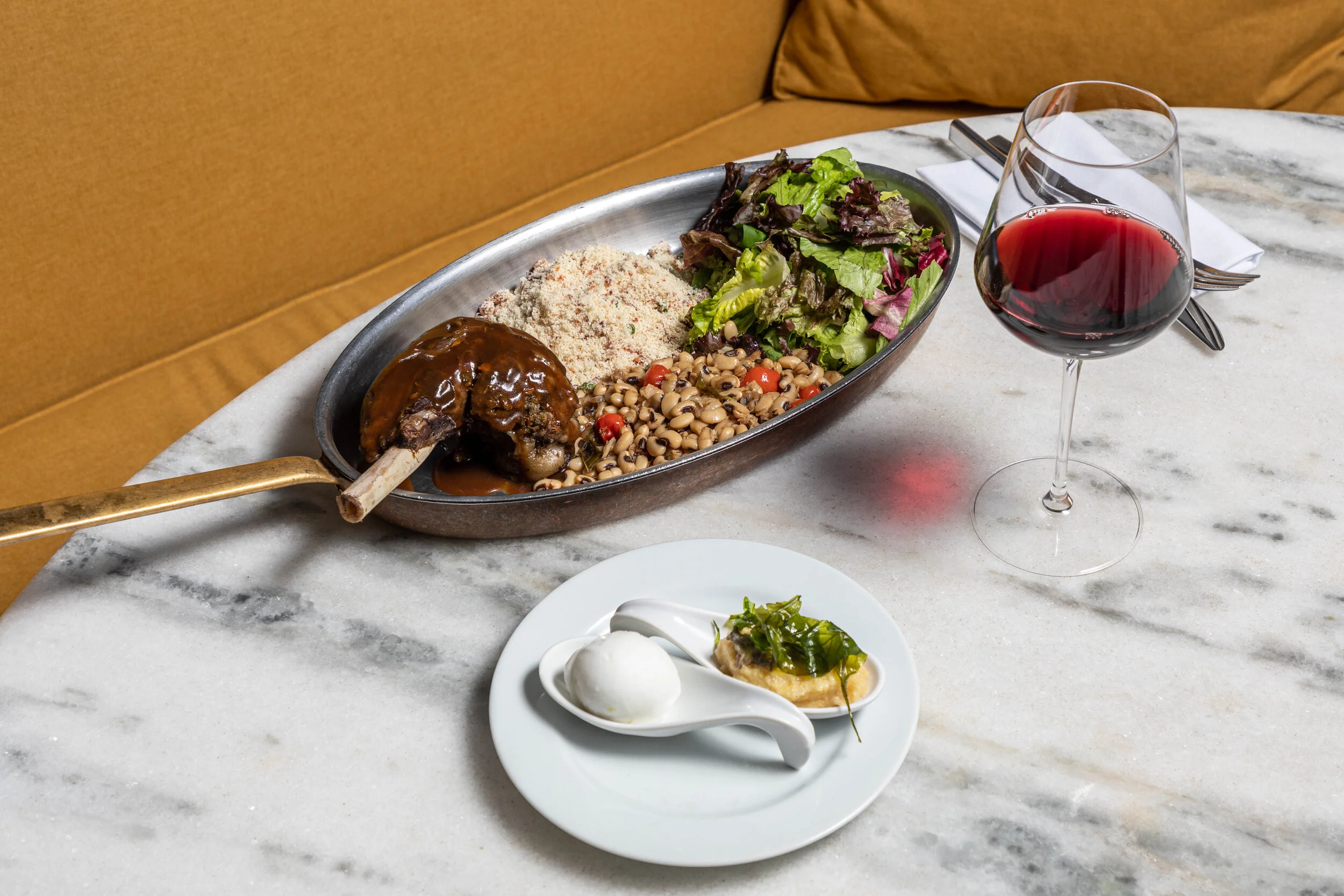   FILET MIGNON GRELHADO &amp; PALMITO PUPUNHA NA MANTEIGA DE TRUFA NEGRA    Grilled filet mignon &amp; hearts of palm with black truffle butter.   R$ 87,00 