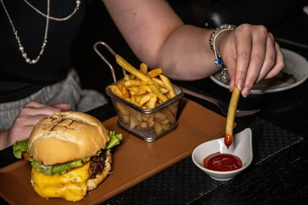   PULLMAN BURGUER - HAMBÚRGUER DE PICANHA 220G, QUEIJO, ALFACE, TOMATE, CEBOLA E MAIONESE   Pullman Burger - 220g top sirloin burger, cheese, lettuce, tomatoes, onions and mayonnaise   R$ 62,00 