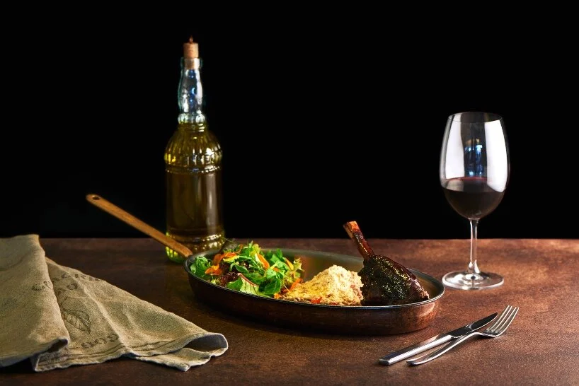   LE CORDEIRO PAULISTANO - NOSSO PRATO SIGNATURE! - AMOUSE BOUCHE DO CHEF + 500GR DE CORTE DE CORDEIRO ASSADO COM SALADA VERDE, FAROFA E FEIJÃO FRADINHO COM PIMENTA BIQUINHO.     LE CORDEIRO PAULISTANO - SIGNATURE DISH - Chef´s amouse bouche + 500g o