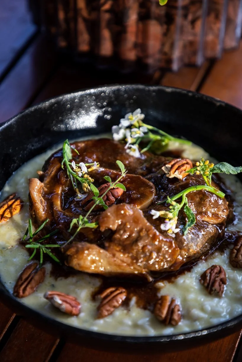   RISOTO DE OSSOBUCO DE BLACK ANGUS SUSTENTÁVEL COM GORGONZOLA E NOZES PECAN (PARA 2 PESSOAS). *VALOR INDIVIDUAL R$ 86    Ossobuco risotto with sustainable Black Angus, gorgonzola and pecan walnut (to share). Individual value R$ 86,00   R$ 162,00 