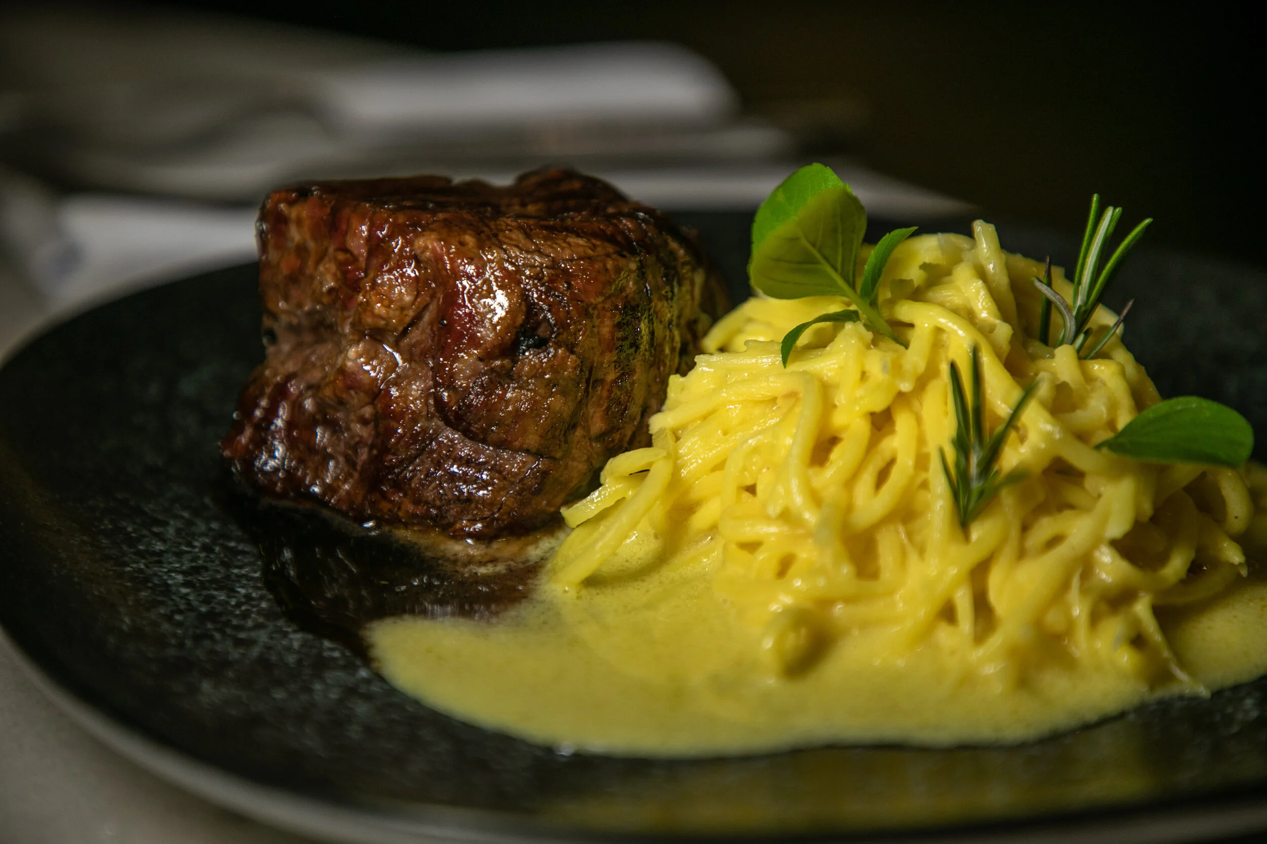   FILET MIGNON GRELHADO &amp; ESPAGUETE DE PALMITO PUPUNHA NA MANTEIGA DE TRUFA NEGRA    Grilled eye filet &amp; black truffle buttered pupunha heart of palm spaguetti   R$ 87,00 