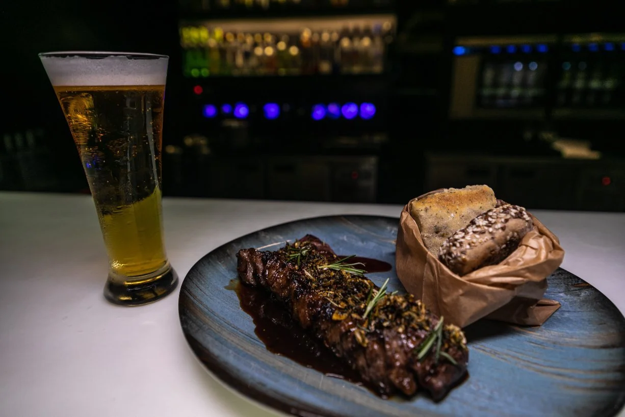   VILA MARIANA - CORTE DE PICANHA FATIADA COM CHIMICHURRI E SAQUINHO DE PÃES    VILA MARIANA - Sliced Top sirloin ¨picanha¨ with chimichurri sauce and breads selection as a side   R$ 72,00 