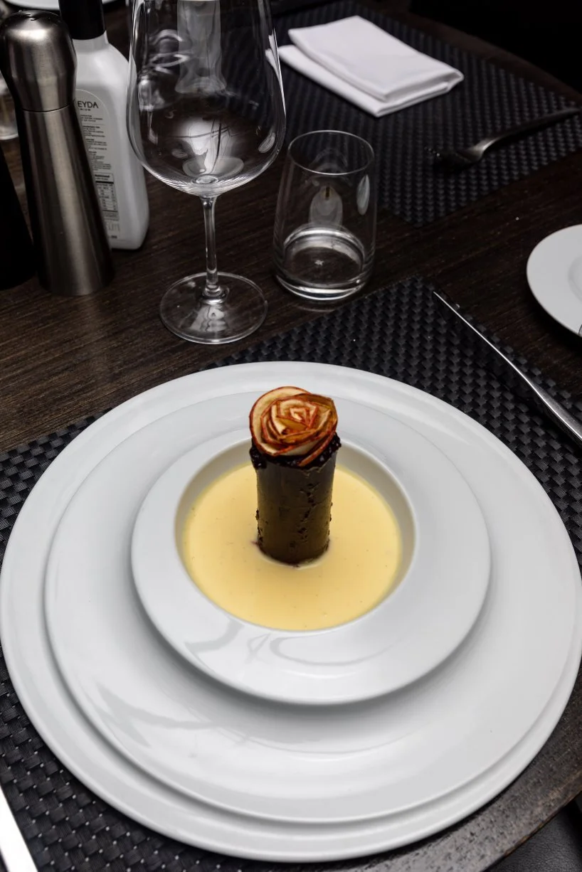   BELLE HÉLÈNE - CANUDO DE CHOCOLATE COM CHANTILLY DE CACHAÇA, MOUSSE DE CHOCOLATE, CREME INGLÊS E FRUTAS VERMELHAS NA CALDA    BELLE HÉLÈNE - Chocolate straw with cachaça´s chantilly, chocolat mousse, english cream and red berries in syrup   R$ 35,0