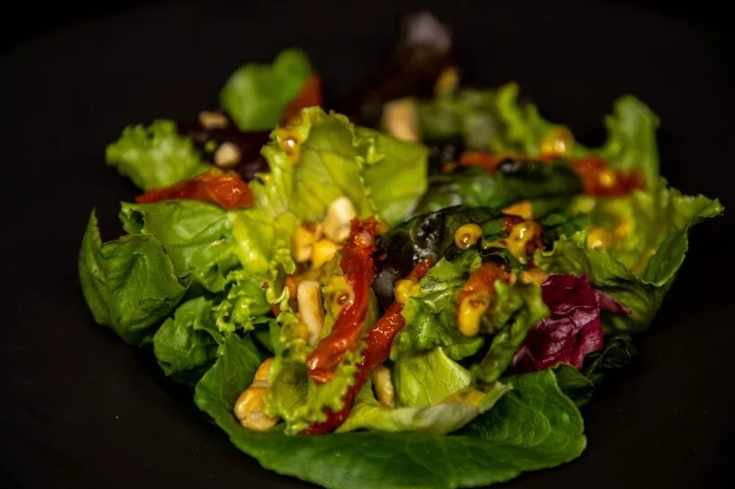   SALADA DE FOLHAS COM VINAGRETE DE POLVO    Mix salad with Octopus vinaigrette  