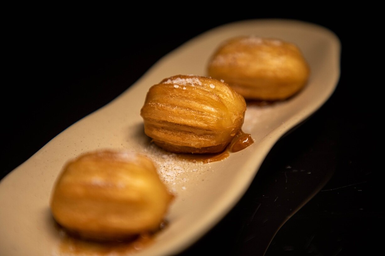 Mini churros com doce de leite (3 unidades) Churros - Deep fried Spanish doughnuts stuffed with dulce de leche (order of 3) R$ 30,00