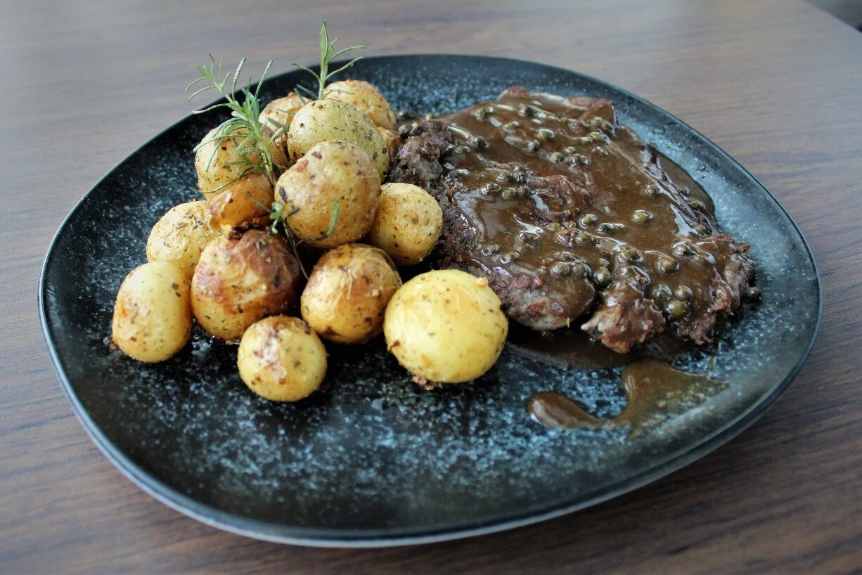 Paillard de filet mignon ao molho poivre e batatinhas rusticas