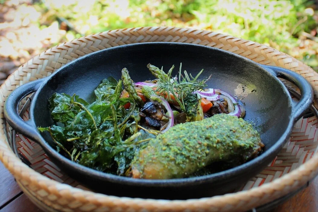 Frango desossado ao pesto e caçarola de legumes