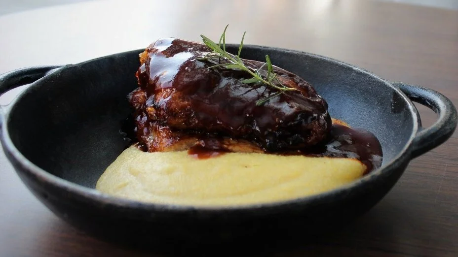 Costela de proco confitada ao barbecue e polenta