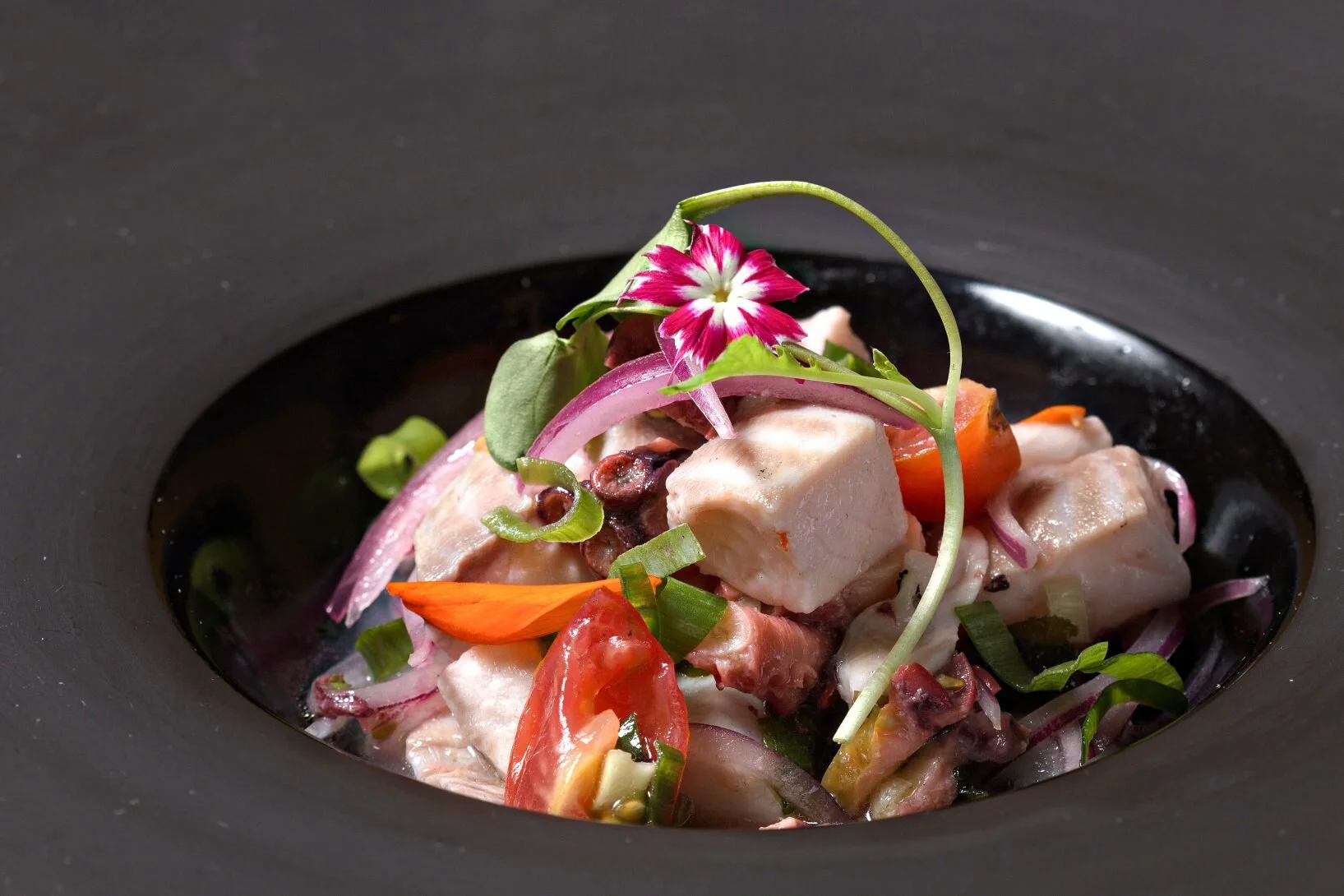   CEVICHE DE PEIXE FRESCO, MILHO CROCANTE E ALGAS WAKAME    Fresh fish ceviche, crispy corn and wakami seaweed   R$ 65,00 