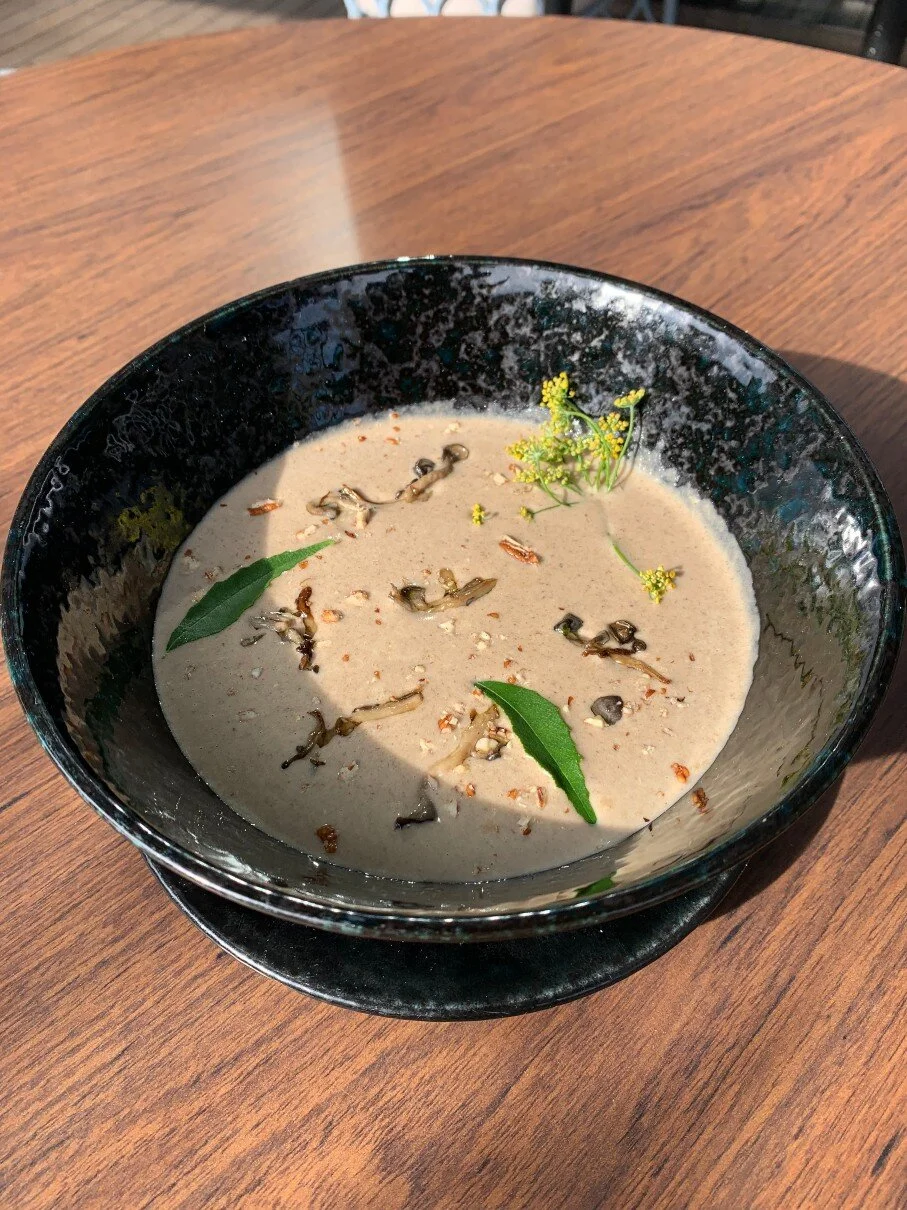   SOPA CAMPESTRE DE COGUMELOS E CREME DE LEITE    Regional mushroom soup with whipped cream   R$ 55,00 