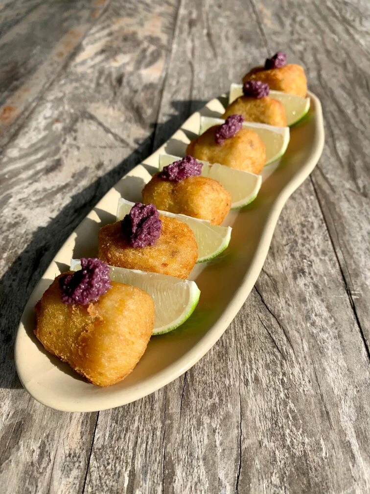   Bolinho de bacalhau e tapenade de azeitonas (6 unidades)     Codfish croquetes served with olive tapenate (order of 6)    R$ 68,00 