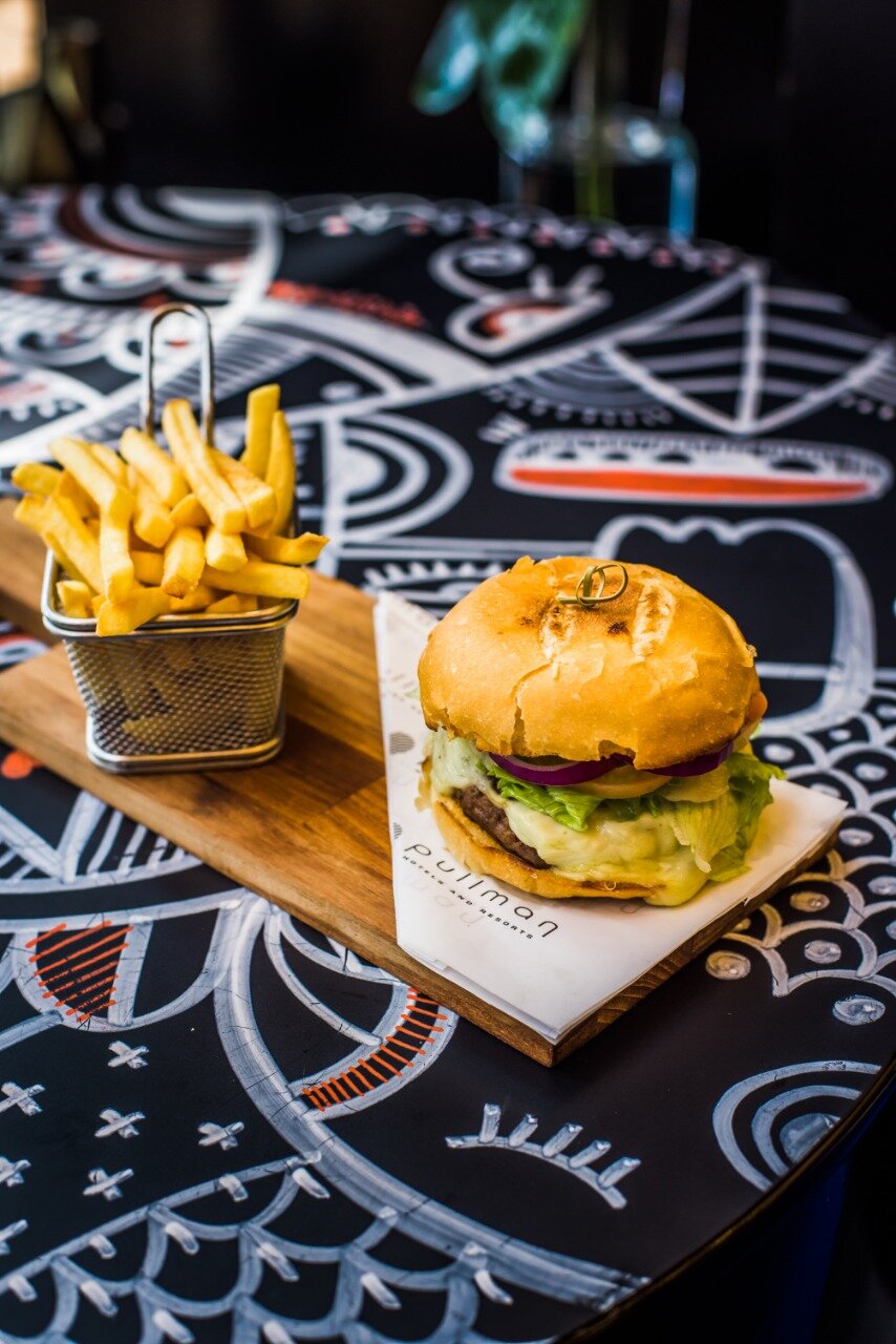 PULLMAN BURGUER - Hambúrguer de picanha 220g, queijo, alface, tomate, cebola e maionese Pullman Burger - 220g top sirloin burger, cheese, lettuce, tomatoes, onions and mayonnaise R$ 62,00