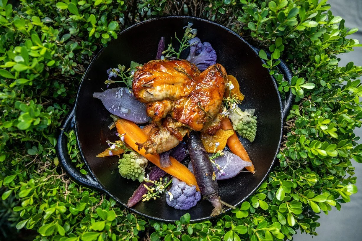   Coxa e sobrecoxa desossada com legumes orgânicos assados     Boneless chicken with organic roasted vegetables    R$ 69,00 