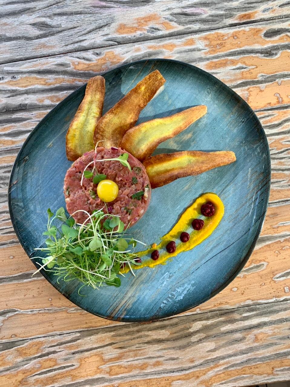   STEAK TARTAR COM OVO DE CODORNA    Steak tartar with quail egg   R$ 69,00   